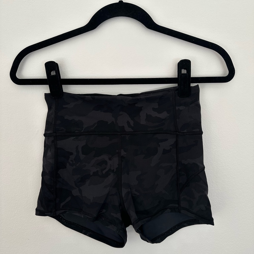 LULULEMON - IN MOVEMENT SHORT 2.5”